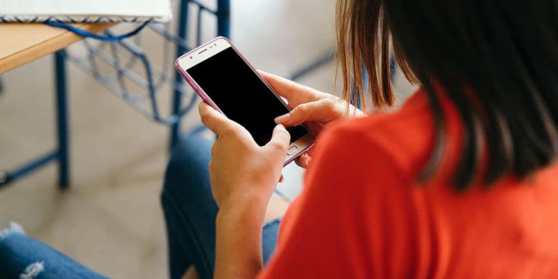 Padres en Países Bajos quieren prohibir los móviles en las escuelas