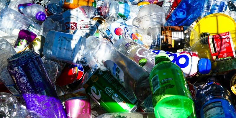 Imagen representativa de botellas de plástico destacando la nueva propuesta de depósito en los Países Bajos