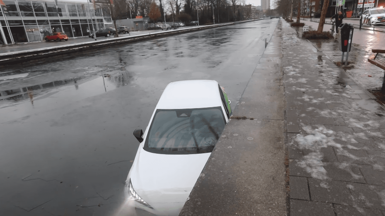 Coche en un canal de Eindhoven