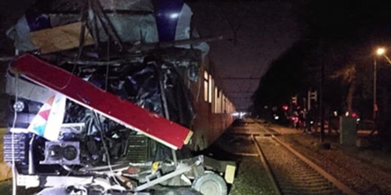 Suspensión del servicio ferroviario en Noord-Brabant tras colisión de tren con carroza de carnaval