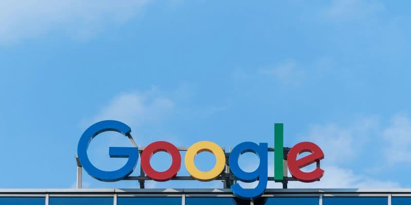 centro de datos moderno, simbolizando la nueva inversión de Google en Groningen, Países Bajos.