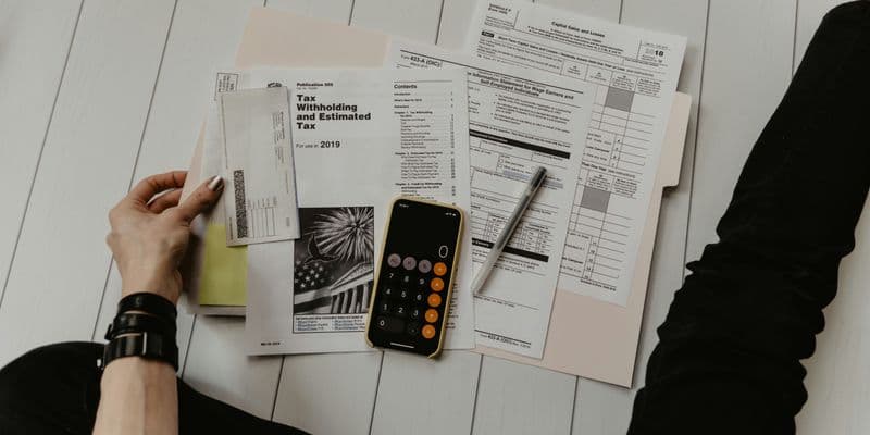 Persona revisando facturas