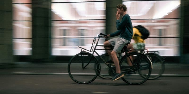 Jóvenes en bicicleta