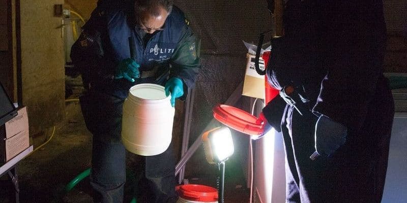 Policía desmantelando un laboratorio de drogas