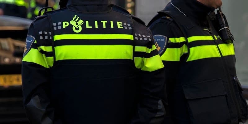 Policía neerlandesa investigada tras vídeo de detención violenta en centro de asilo