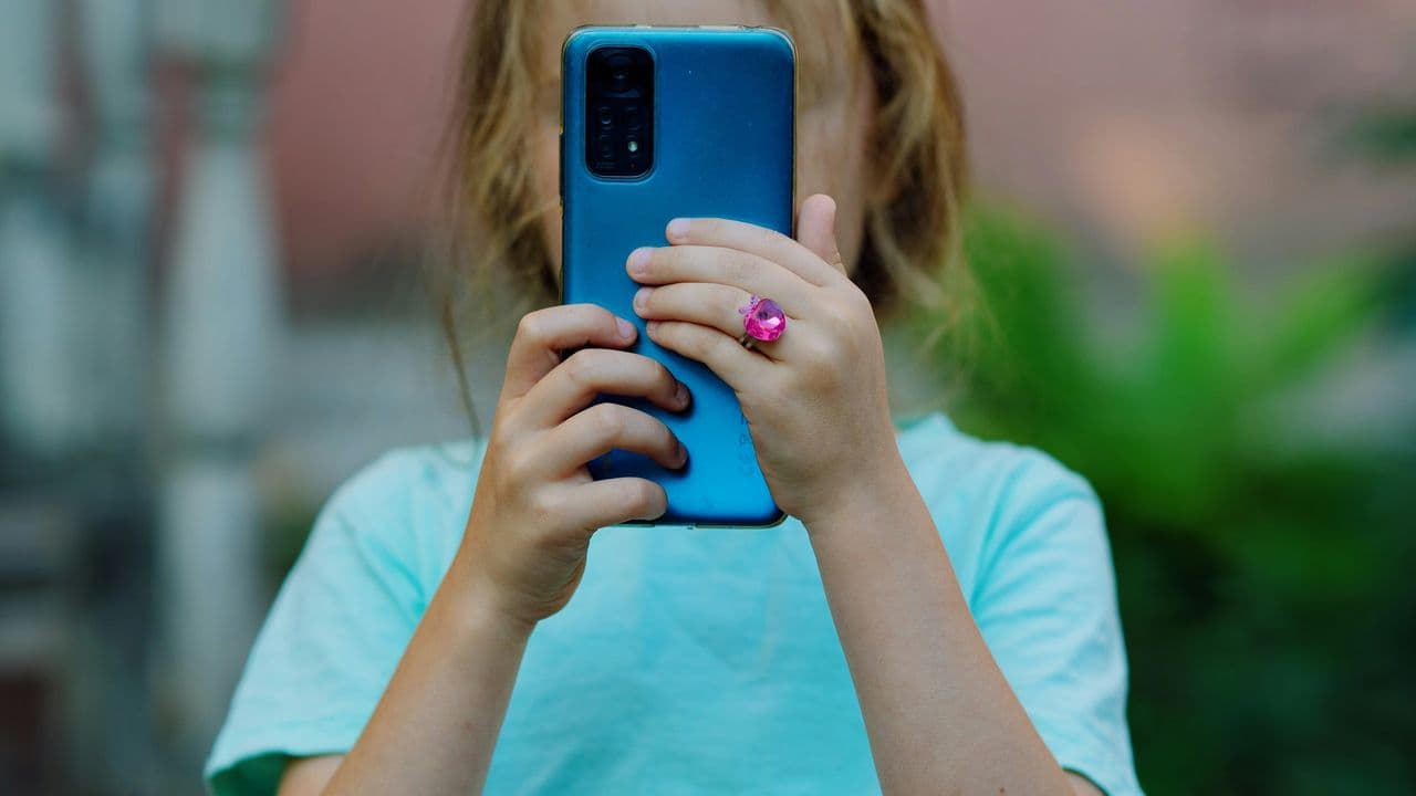 Niña con un teléfono